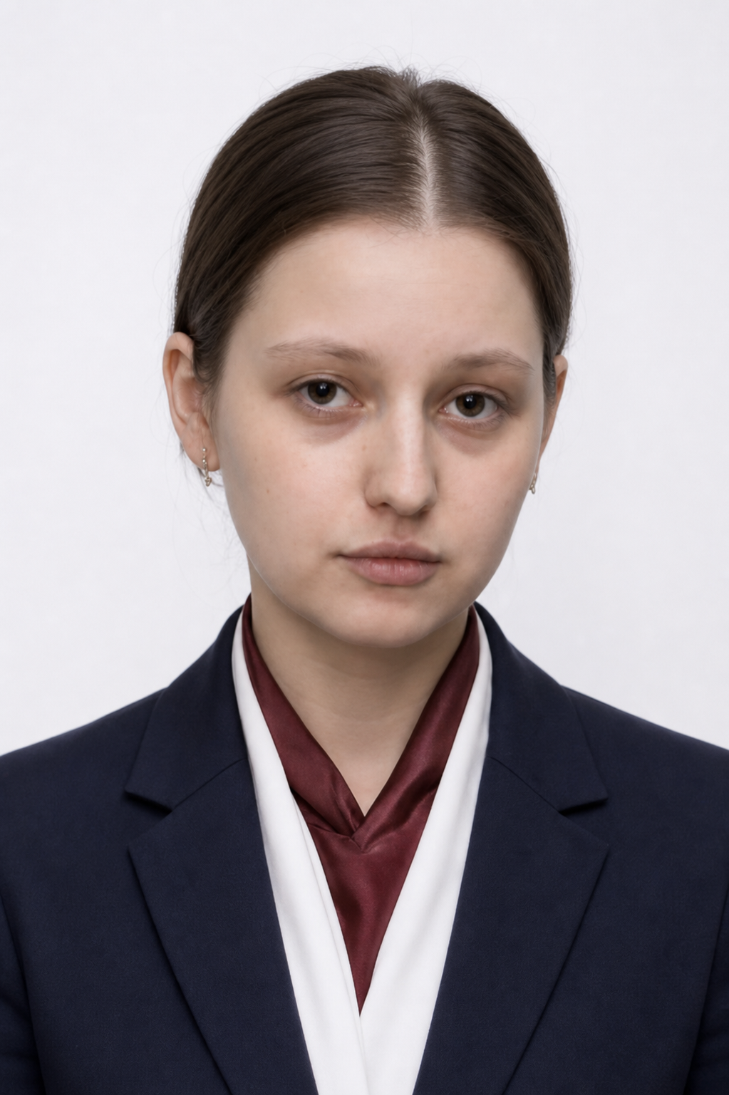 Вика Админова, оператор бронирований, в тёмном костюме с бордовым платком